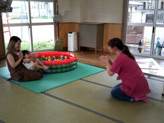 親子さんが手あそびををしているところ