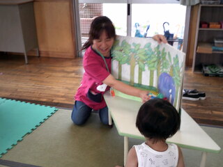 親子さんが大型絵本を見ているところ