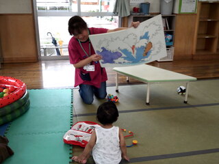 男児が大型絵本を見ているところ