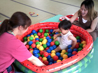 男児がボールプールに入って遊んでいるところ