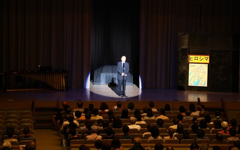 開演前の挨拶をする石川町長