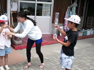 ペットボトルを使って遊んでいるところ