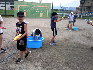 子どもたちが水遊びをしているところ