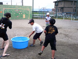 子どもたちが水遊びをしているところ