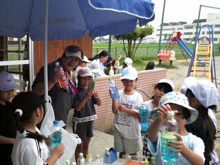 子どもたちが色水遊びをしているところ