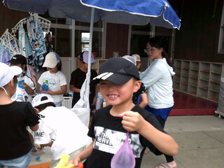 子どもたちが水風船をしているところ