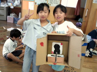 女児がお化け屋敷の小道具を作っているところ