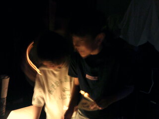 子どもたちがお化け屋敷に入っているところ