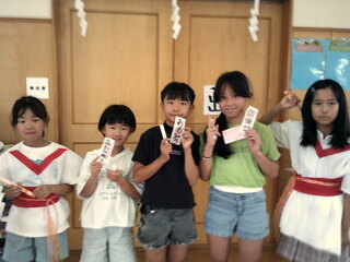 子どもたちがお化け屋敷から出てきたときの写真