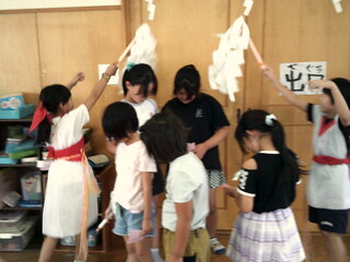 子どもたちが巫女さん役の子にお祓いをしてもらっているところ