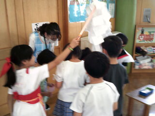 子どもたちがお祓いをしてもらっているところ