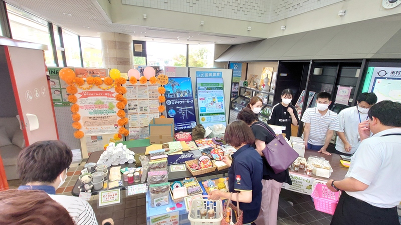 ロビーでハンドメイド物品の販売の様子