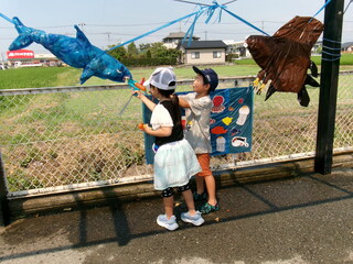 危険生物を水鉄砲で撃っている子ども