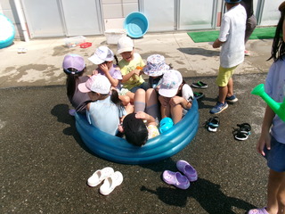 大勢で入ってぎゅうぎゅうのビニールプール