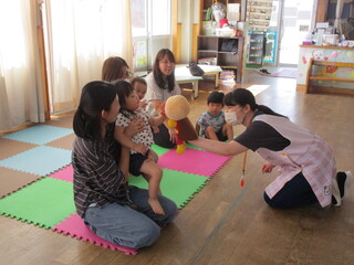 アンパンマンとふれあう様子