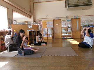 手遊びをしているところ