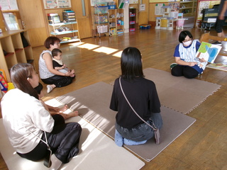 りんごコロコロコロリンコの絵本を読んでいるところ