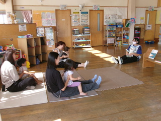 バスに乗ってを親子で楽しんでいるところ