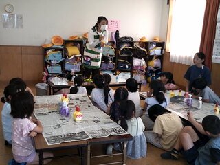 スライム作りの説明を聞いているところ