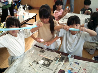 子どもたちがスライムで遊んでいるところ