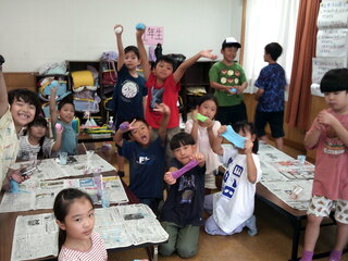 子どもたちがすライムで遊んでいるところ