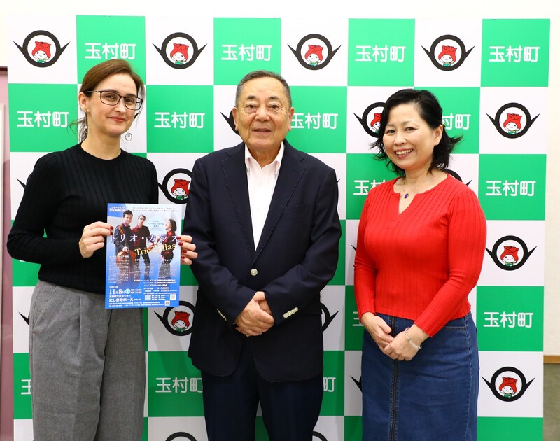 村本・エリカ・マリア様片山淑美様と記念撮影をする石川町長