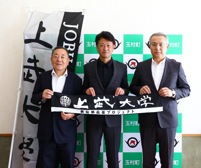 記念撮影をする石川町長