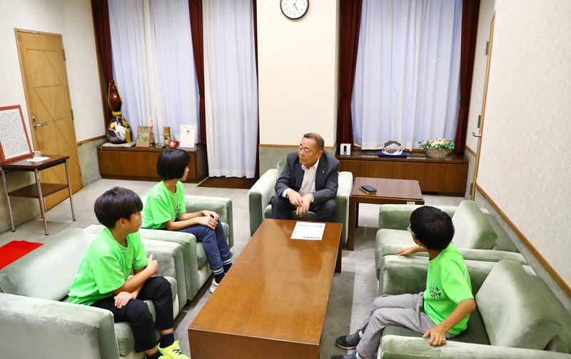 選手のみなさんと歓談中の石川町長