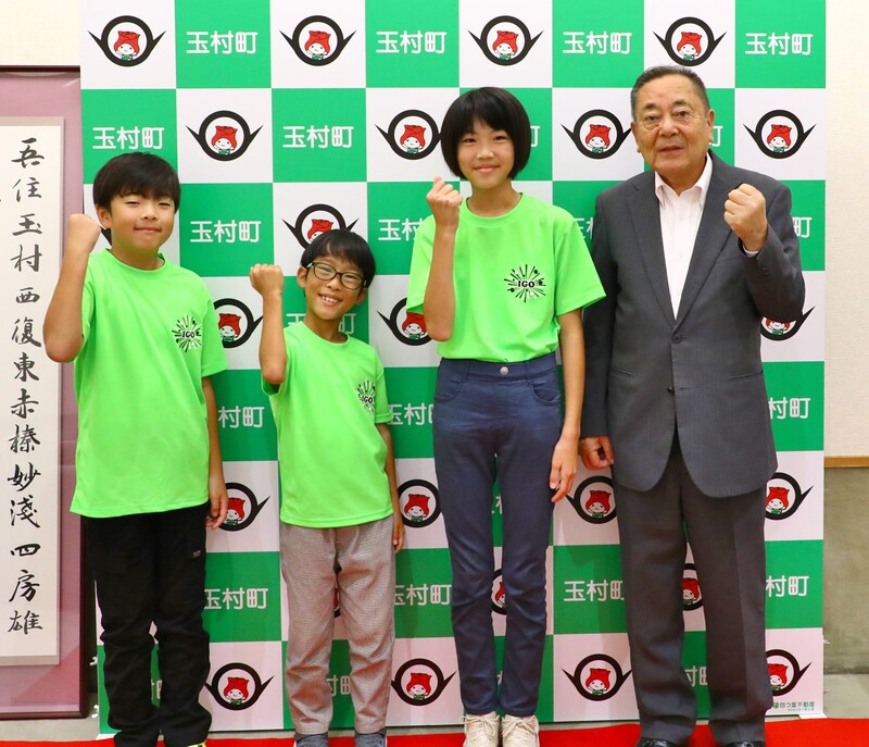 選手のみなさんと記念撮影する石川町長