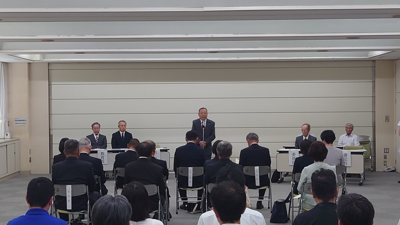 お祝いの言葉を述べる石川町長