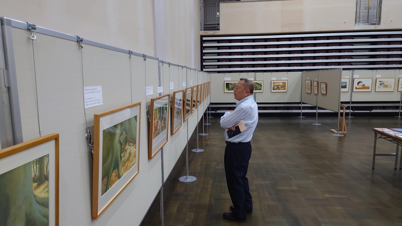 展示された原画を見ている石川町長