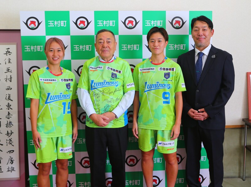 記念撮影をする石川町長