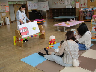 大型絵本『おべんとうバス』の様子