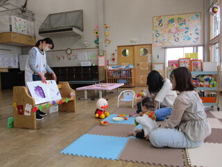 大型絵本『くだものいろいろかくれんぼ』の様子