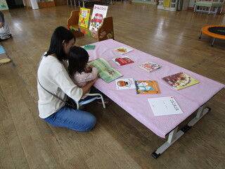 絵本のコーナーの様子