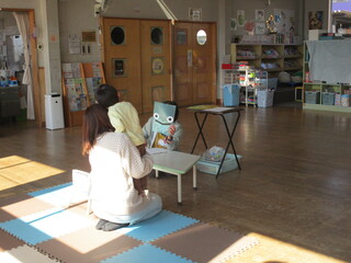 クリアファイルシアターで何の生き物か当てているところ