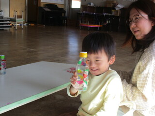 シートを貼り終えて嬉しそうにしている