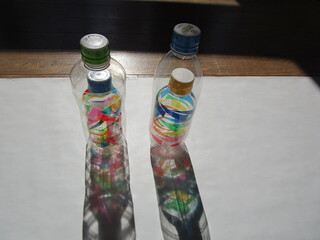 見本品を陽のあたる場所に置くとカラフルな模様が映ります。