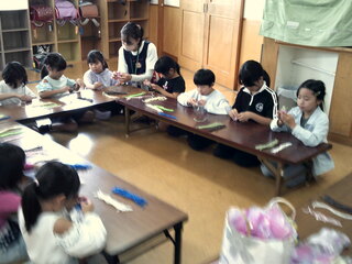 子どもたちが制作をしているところ