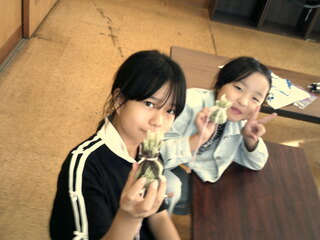 女児たちが作品を作り上げた所