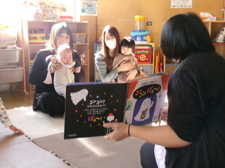 絵本を見て楽しむ様子