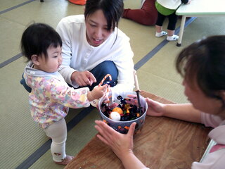 親子でキャンディすくいをしているところ