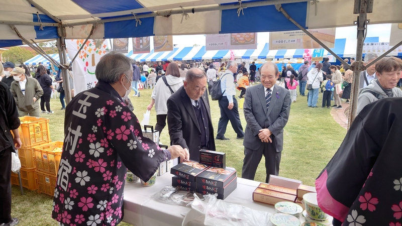 玉村町ブースを労う石川町長