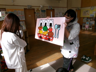 おべんとうバスの大型絵本を見ています