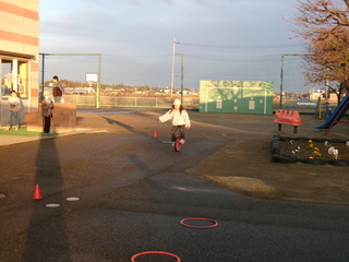 一輪車検定1級＆名人コース　スイスイこいでいるこども