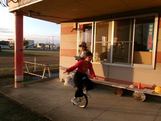 一輪車検定5級　2ｍを自分でこいているところ