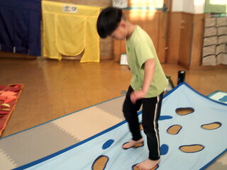 男児が水面渡りに挑戦しているところ