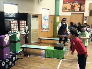 子どもたちが手裏剣を投げているところ