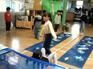 子どもたちがゲームに参加しているところ