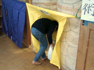 男児が壁抜けの術に挑戦しているところ